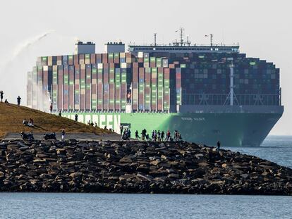 El portacontenedores más grande del mundo, Ever Alot, de la compañía Evergreen, se acerca al puerto de Rotterdam (Países Bajos) en agosto de 2022.