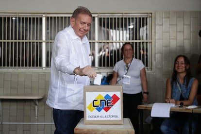 El candidato a la presidencia de Venezuela, Edmundo González Urrutia, vota este domingo, en un centro de votación en Caracas.
