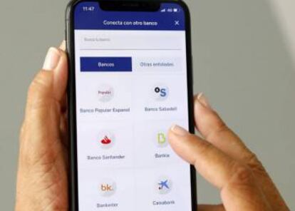 Un móvil con la App de BBVA