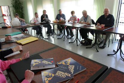 Un grupo de residentes extranjeros asiste a clase de castellano en Rojales (Alicante).