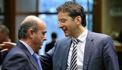 Luis de Guindos, ministro de Econom&iacute;a, y el rpesidente de la Eurozona, Jeroen Dijsselbloem 