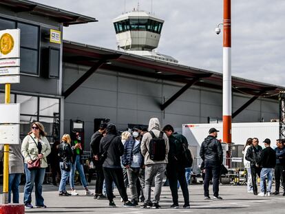 Un grupo de personas, el 19 de mayo, en la entrada del centro de refugiados que ha instalado Berlín en el antiguo aeropuerto de Tegel.