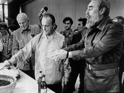 Manuel Fraga prepara una queimada ante la mirada de Fidel Castro, el 25 de septiembre de 1991.
