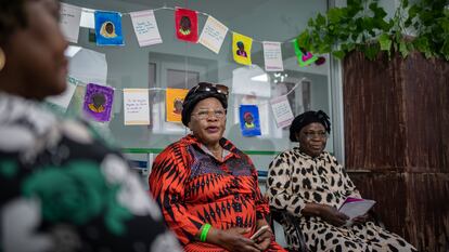 Un grupo de mujeres mayores migrantes africanas se reúnen en Casa Bibi, un centro de la Asociación Karibu, en Madrid, el pasado abril.