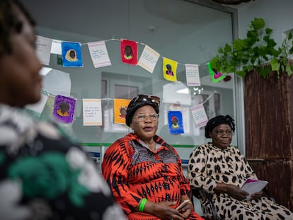 Un grupo de mujeres mayores migrantes africanas se reúnen en Casa Bibi, un centro de la Asociación Karibu, en Madrid, el pasado abril.