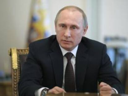 El presidente ruso Vladímir Putin durante su reunión con el Consejo de Seguridad permanente en la residencia oficial de Novo-Ogaryovo de Moscú, Rusia hoy 11 de abril de 2014.