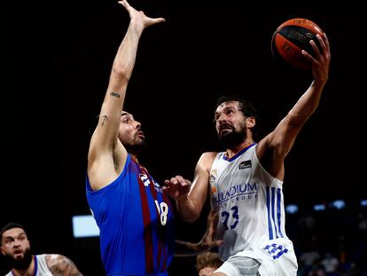 Llull lanza a canasta ante Oriola, en una acción de la final de la Supercopa. acbphoto