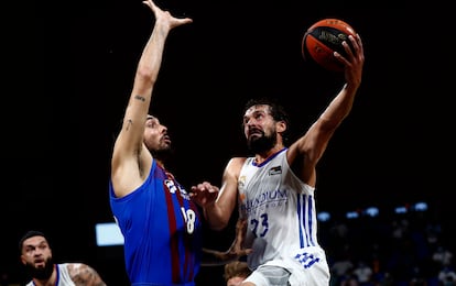 Llull lanza a canasta ante Oriola, en una acción de la final de la Supercopa. acbphoto