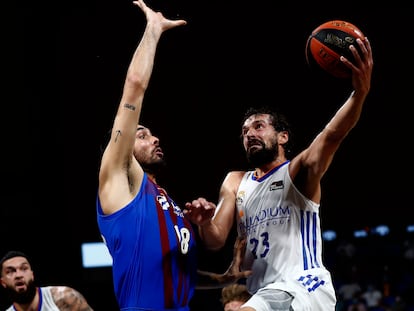 Llull lanza a canasta ante Oriola, en una acción de la final de la Supercopa. acbphoto