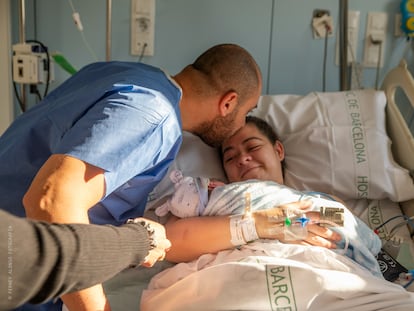 Maira Montes con su hijo, Manuel, nacido del útero trasplantado de su madre, en una imagen difundida por el hospital Clínic de Barcelona.