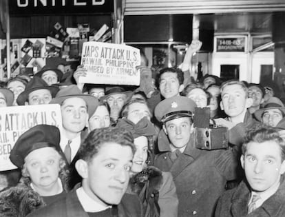 Un grupo de personas, concentradas en Broadway, Nueva York, tras el ataque a Pearl Harbour.