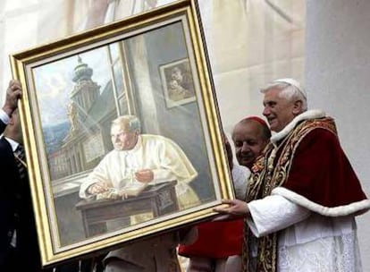 Benedicto XVI (a la derecha) recibe   un retrato de Juan Pablo II, durante su visita a Polonia en mayo de 2006.