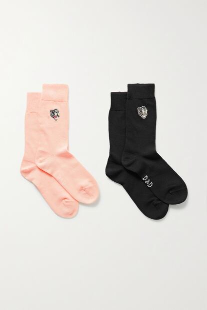 Si te gustan las prendas básicas pero llenas de detalles, te gustarán estos calcetines de Desmond & Dempsey con un motivo de tigre bordado.

40€