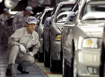 Un tcnico surcoreano inspecciona un coche en una cadena de montaje en Pusn, Corea del Sur.