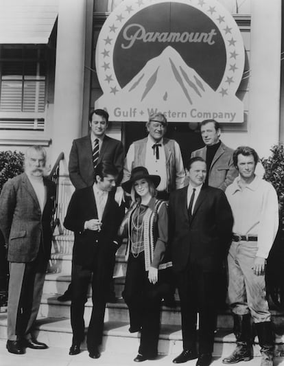 Las estrellas de Paramount de 1970: Lee Marvin, Robert Evans, Barbra Streisand, Bernard Donnenfield (encargado de las operaciones del estudio), Clint Eastwood; Rock Hudson, John Wayne e Yves Montand.