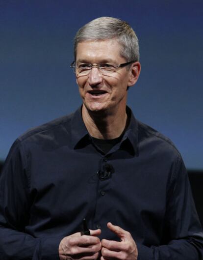 Tim Cook debuta como patrón de Apple.