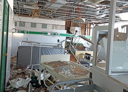 Daños causados por el huracán 'Otis' en el interior del hospital Vicente Guerrero.