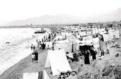 La playa de Poniente de Motril, llena de toldillas, en los años sesenta.