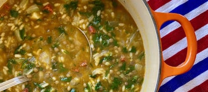 Una olla de lentejas con arroz y verduras, el perfecto ejemplo de eficiencia energética en la cocina