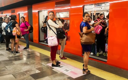 Retrasos en la recién inaugurada línea 1 del metro además del Intenso calor provoca molestia en los usuarios, estación Pino Suárez