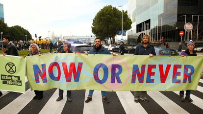 Activistas protestan contra el cambio climático durante la COP25 en Madrid.