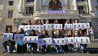 Concentración contra la violencia de género ante el Ayuntamiento de Valencia.