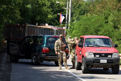 Soldados de la OTAN que prestan servicio en Kosovo patrullan junto a una barricada en la carretera levantada por serbios étnicos cerca de la ciudad de Zupce.