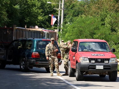 Soldados de la OTAN que prestan servicio en Kosovo patrullan junto a una barricada en la carretera levantada por serbios étnicos cerca de la ciudad de Zupce.