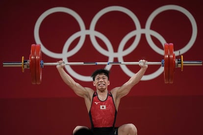 El japonés Itokazu Yoichi compite en el levantamiento de pesas de 61 kilos.