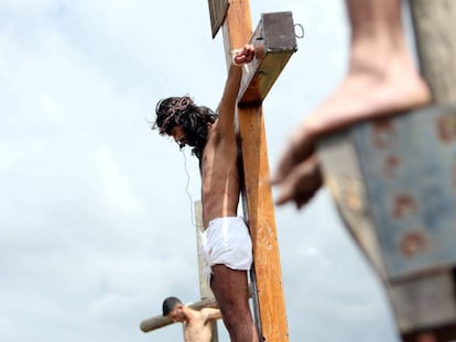 Representación de la crucifixión de Jesuscristo en Líbano, la pasada semana santa.