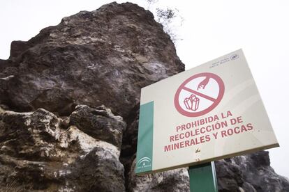 Diferentes carteles a lo largo del paseo recuerdan la prohibición de recoger minerales y rocas de la zona.