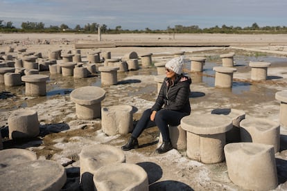 La historiadora Mariana Zapata recorre las ruinas de la ciudad que emerge por causa de la bajante extrema de la laguna.