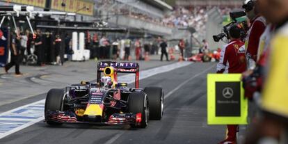 El piloto de Red Bull Daniel Ricciardo en su bólido.
