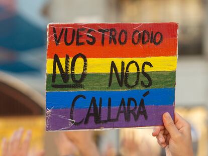 Un joven sostiene una pancarta durante una manifestación en Madrid para condenar el asesinato de Samuel.