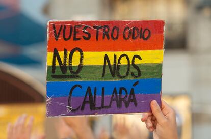 Un joven sostiene una pancarta durante una manifestación para condenar el asesinato de un joven de 24 años el pasado sábado en A Coruña.