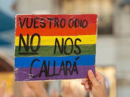 Un joven sostiene una pancarta durante una manifestación para condenar el asesinato de un joven de 24 años el pasado sábado en A Coruña.