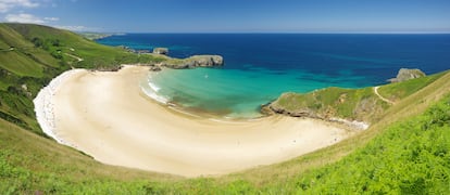 Torimbia (Llanes). Esta es una de las playas más salvajes de Asturias, donde la fuerza del mar y la tranquilidad de los helechos crean un paisaje colosal que se prolonga hacia unos horizontes de ver­des lomas. Este arenal de Llanes forma una concha de arena realmente espectacular, recogida por los acanti­lados y batida por los vientos. Tiene una larga tradición nudis­ta; de hecho, es uno de los are­nales naturistas mejor conside­rados de España.