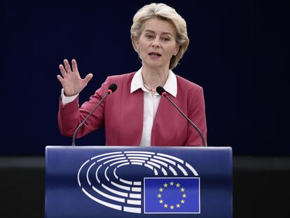 La presidenta de la Comisión Europea, Ursula von der Leyen, interviene en la sesión de este miércoles en el Parlamento Europeo en Estrasburgo.