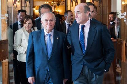 El ministro Luis de Guindos, junto al rector de la UIMP, Cesar Nombela.