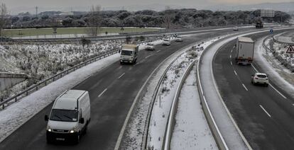 Nieve en los márgenes de la A-2, a la altura del aeropuerto de Girona.