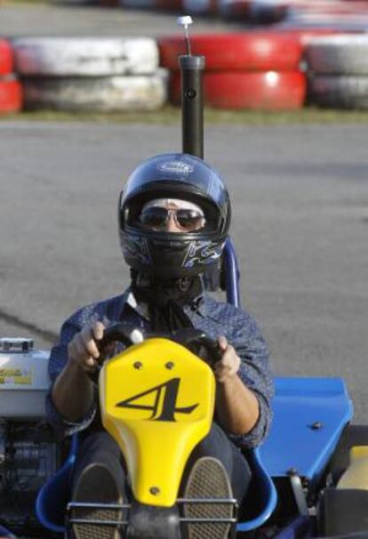 El músico Serafín Zubiri conduce un 'kart' en el circuito de Noja (Cantabria), gracias a un novedoso sistema de pilotaje patentado por este circuito, que permite vivir esta experiencia a personas con discapacidad visual.