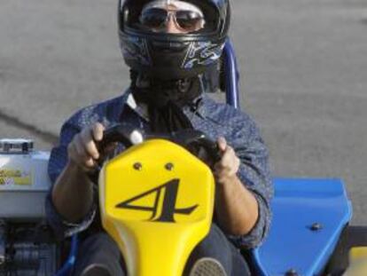 El músico Serafín Zubiri conduce un 'kart' en el circuito de Noja (Cantabria), gracias a un novedoso sistema de pilotaje patentado por este circuito, que permite vivir esta experiencia a personas con discapacidad visual.