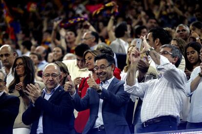 El presidente del Barcelona, Bartomeu, junto a los vicepresidentes Manel Arroyo y Jordi Mestre, el domingo en el Camp Nou.  