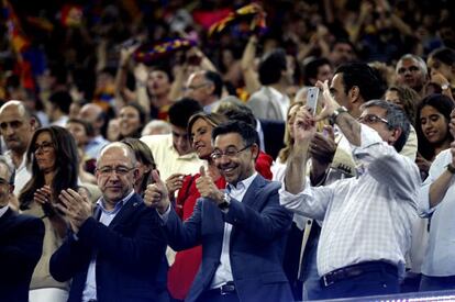 El presidente del Barcelona, Bartomeu, junto a los vicepresidentes Manel Arroyo y Jordi Mestre, el domingo en el Camp Nou.