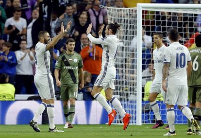 Gareth Bale celebra con Benzema el primer gol del partido. 