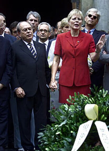 La cónsul de EE UU agradece su solidaridad a los asistentes al acto de la plaza de Sant Jaume.