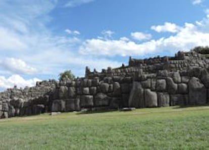 Muros de piedra del santuario religioso de Sacsayhuamán.