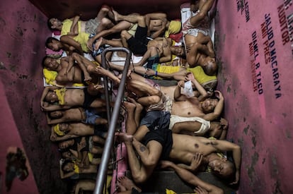 Fotografia ganhadora do terceiro prêmio individual na categoria de 'Notícias de Atualidade', feita pelo fotógrafo Noel Celis. A imagem mostra um grupo de presos dormindo em uma cela superlotada nas Filipinas.