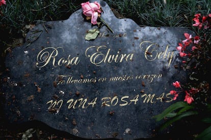 Placa en recuerdo de Rosa E. Cely, v&iacute;ctima de violencia machista.