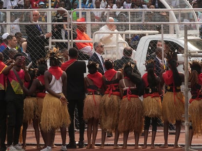 El Papa saluda a las bailarinas tras llegar al evento, que se ha celebrado este jueves, en el Estadio de los Mártires de Kinsasa.